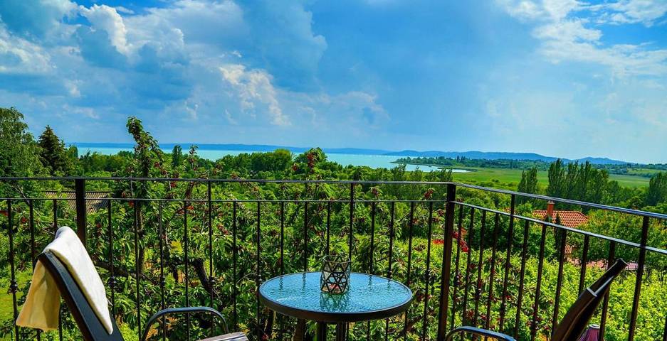 Ferienhaus für 8 Personen, mit Balkon und Whirlpool sowie Terrasse und Garten in Csopak