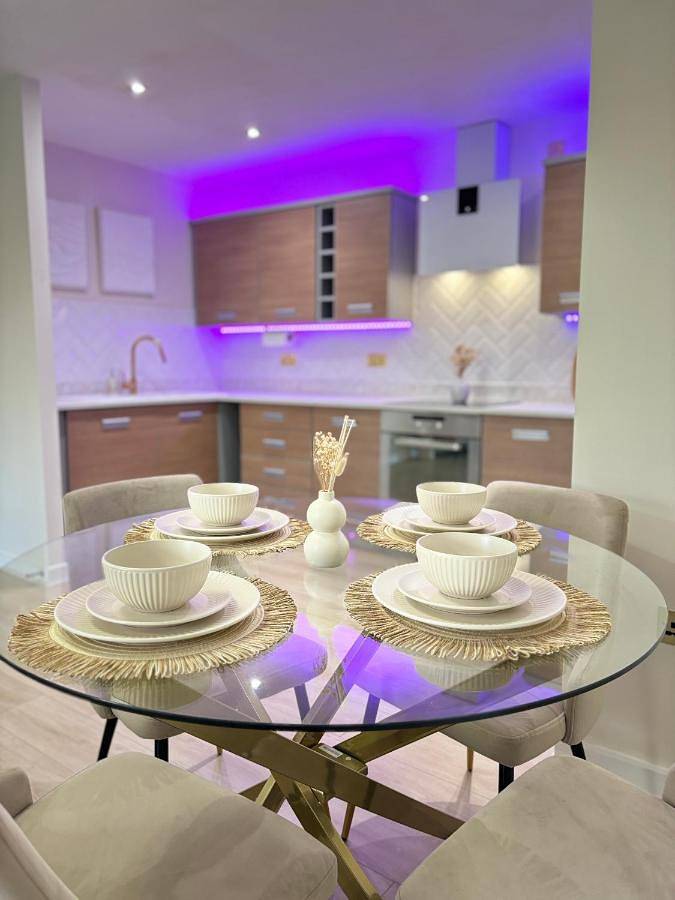 Entire apartment, Luxury 2 bedroom Leeds City Apartment with Free parking & Jacuzzi bath in Leeds, West Yorkshire