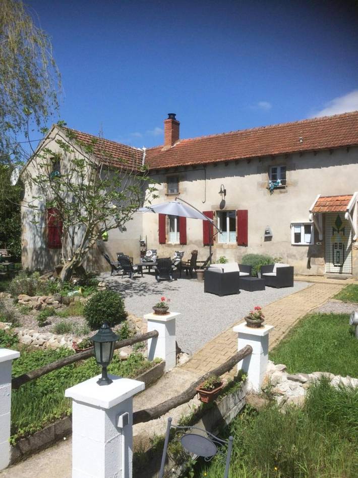 Chambre d’hôte pour 6 personnes, avec piscine ainsi que vue et jardin dans Allier
