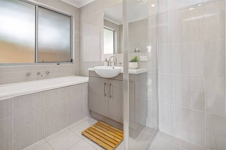 Holiday home for 10 people, with garden and balcony in Aldinga Beach