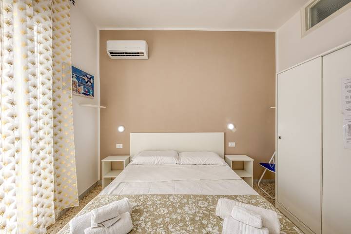 Apartamento entero, Apartamento 'Grande Struttura - Matrimoniale 1' con balcón, Wi-Fi y aire acondicionado in Ugento, Golfo de Tarento