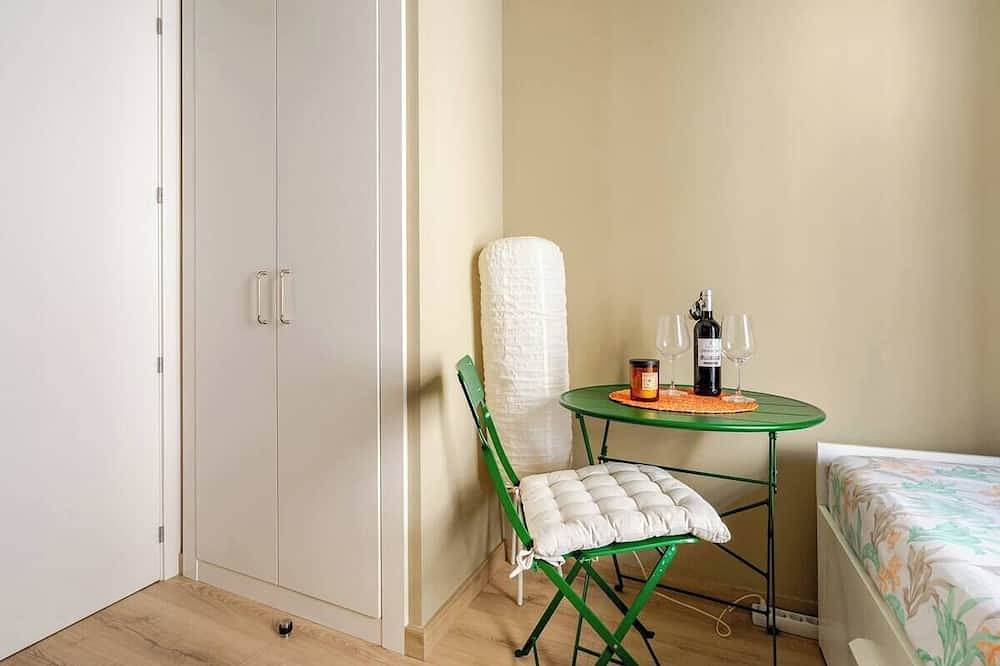 Private Room with A/C & Rooftop in Barcelona Centre, Barcelona