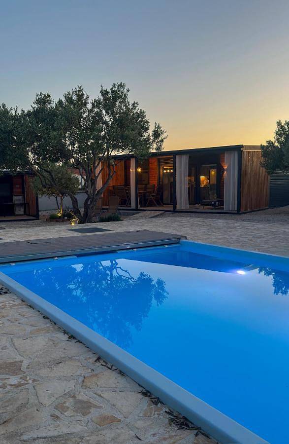 Camping pour 5 personnes, avec piscine et terrasse à Pirovac