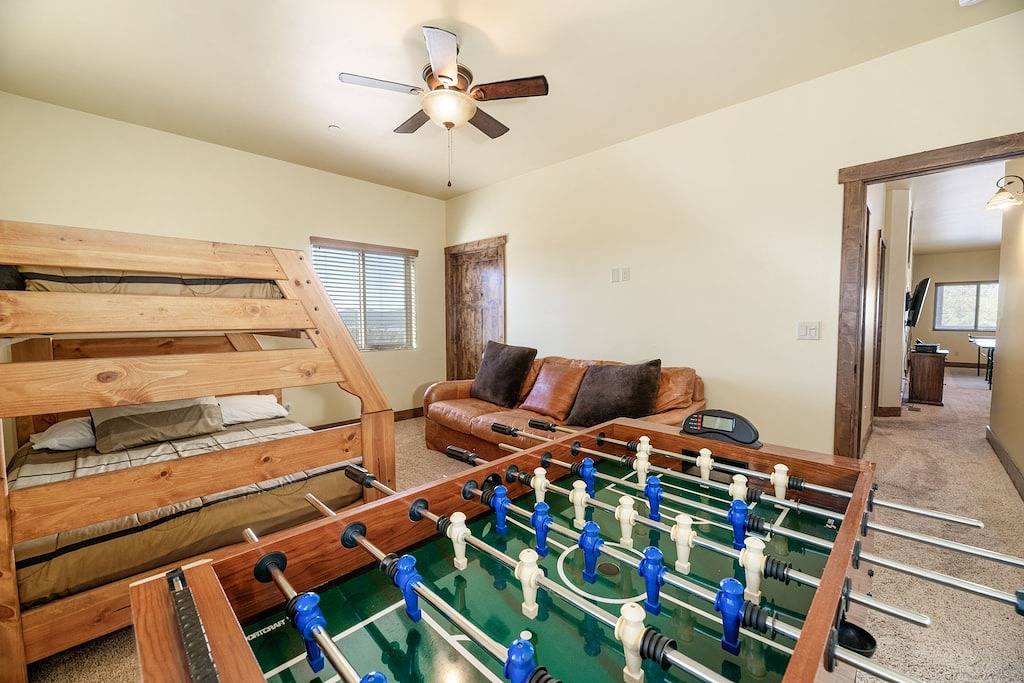 Sky High Retreat - Atemberaubende Aussicht auf den See mit Pool-Tisch und Outdoor-Spa! in Snow Summit, Big Bear Lake