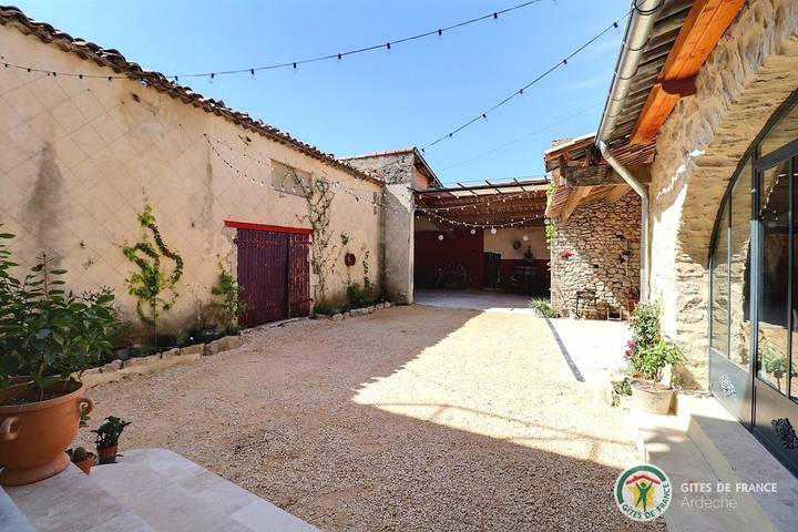 Gîte pour 12 personnes, avec jardin et terrasse à Saint-Remèze - 3
