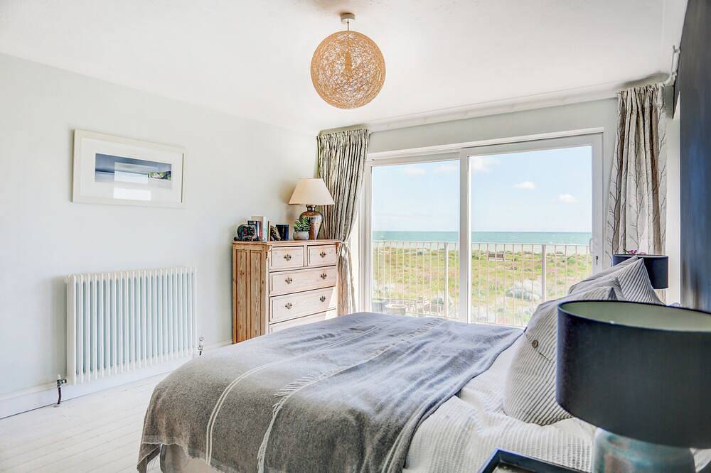 Beach House with huge deck & hot tub leading directly onto Shoreham Beach in Adur, West Sussex