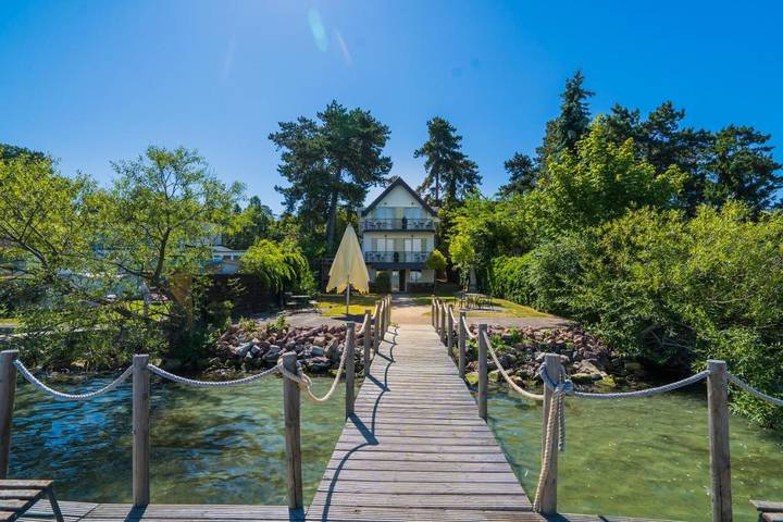 Ferienhaus für 16 Personen, mit Garten und Sauna sowie Seeblick und Ausblick in Siofok