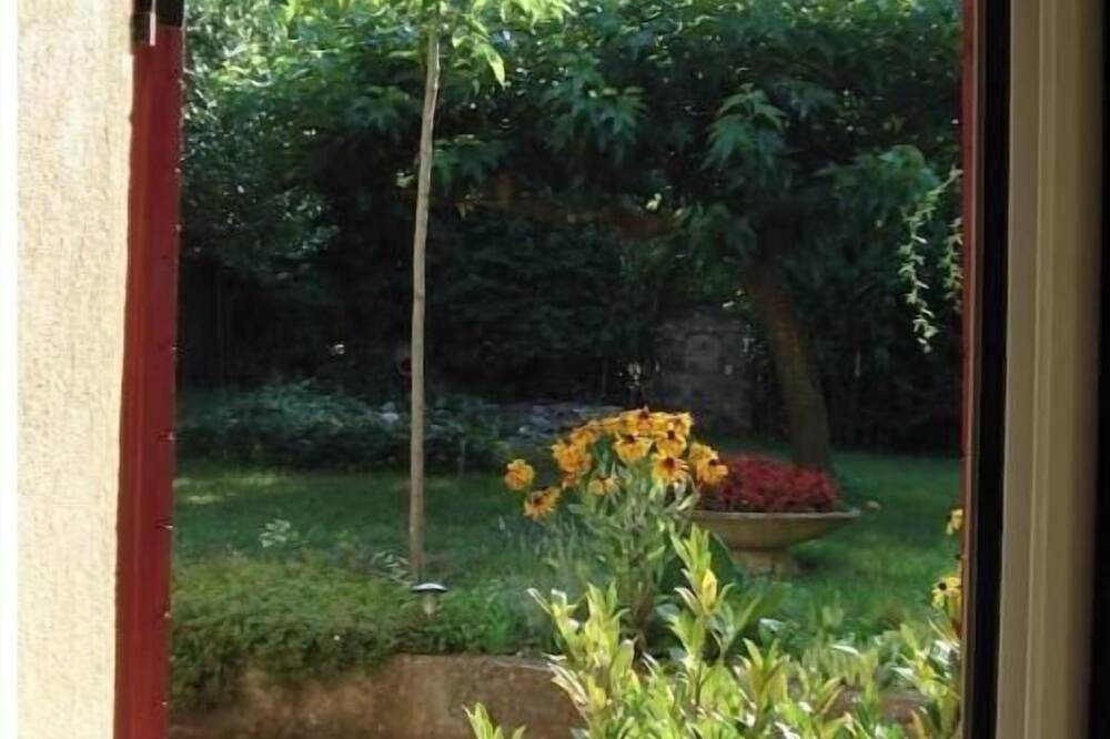 Entire apartment, Studio Aix en Provence in Meyreuil, Aix-en-Provence region