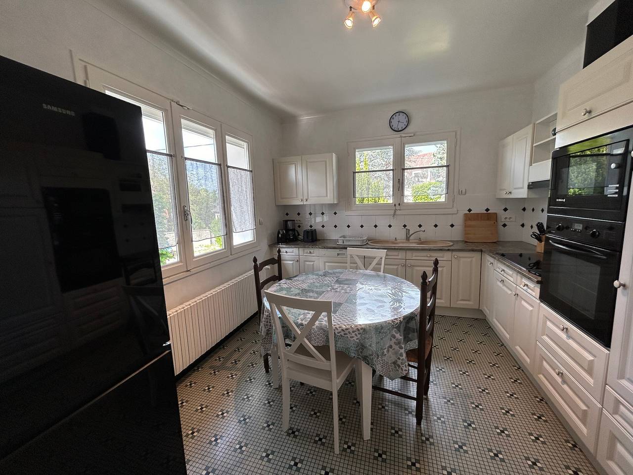 Entire apartment, City center T3 apartment with garden and air conditioning in La Roche-Posay, Vienne