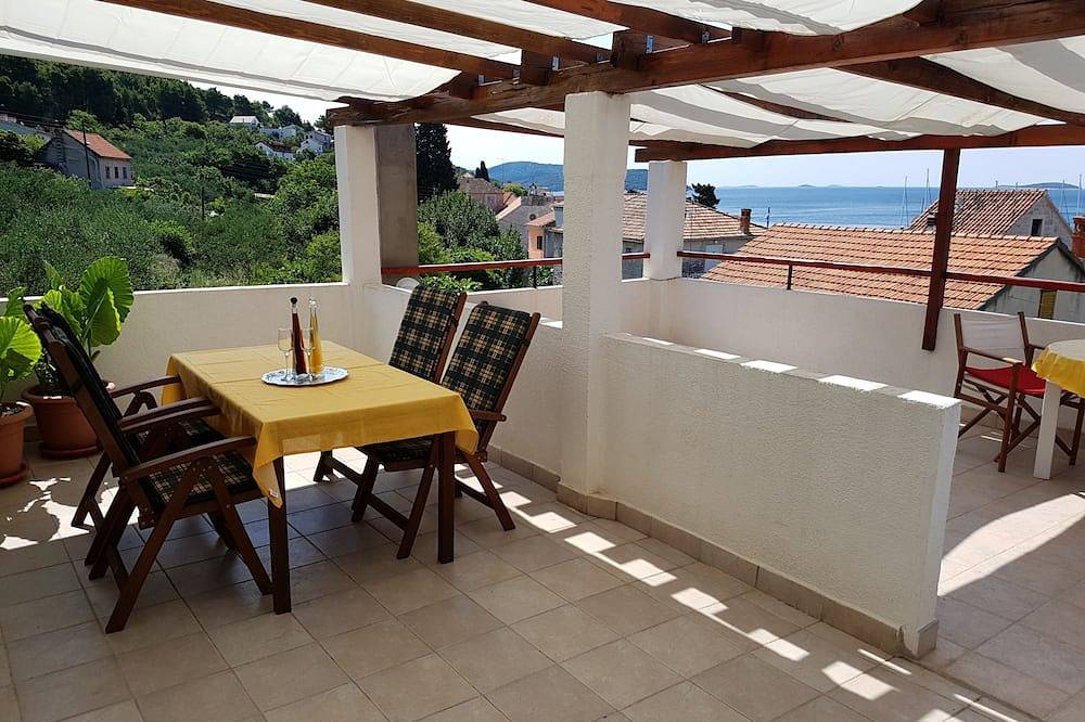 Ganze Wohnung, 1-Zimmer-Ferienwohnung mit Terrasse und Meerblick Prvic Luka, Prvic in Prvić Luka (Kroatische Adria), Prvić Luka