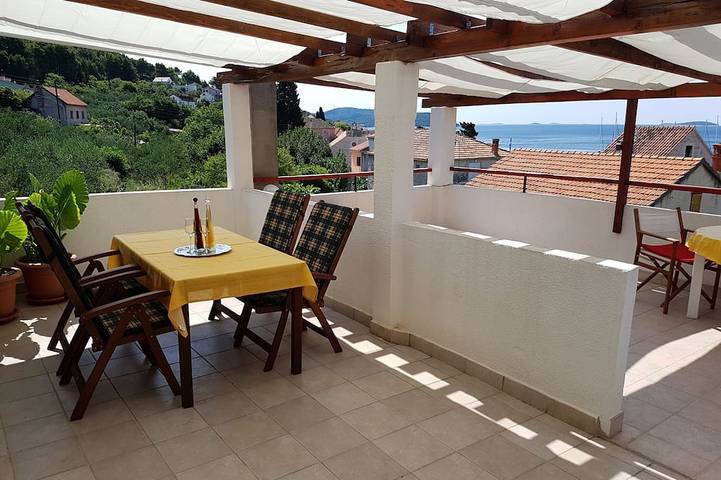 Ganze Wohnung, 1-Zimmer-Ferienwohnung mit Terrasse und Meerblick Prvic Luka, Prvic in Prvić Luka (Kroatische Adria), Prvić Luka