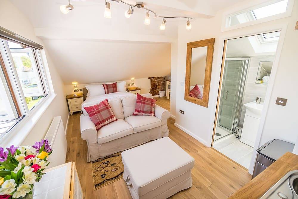 Entire apartment, Sea View Studio Flat with heated indoor pool & spa, countryside location in Fairlight, East Sussex