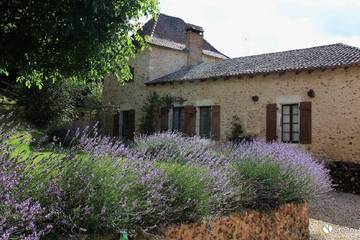 Gîte pour 5 personnes, avec terrasse et piscine ainsi que sauna et jardin à Salon (Dordogne)