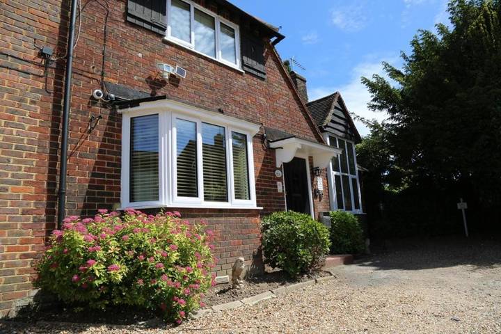 Bed and breakfast for 5 people, with Yard in London