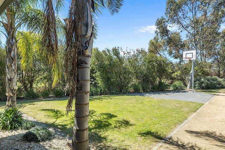 Holiday home for 16 people, with terrace and garden, with pets in Yarrawonga