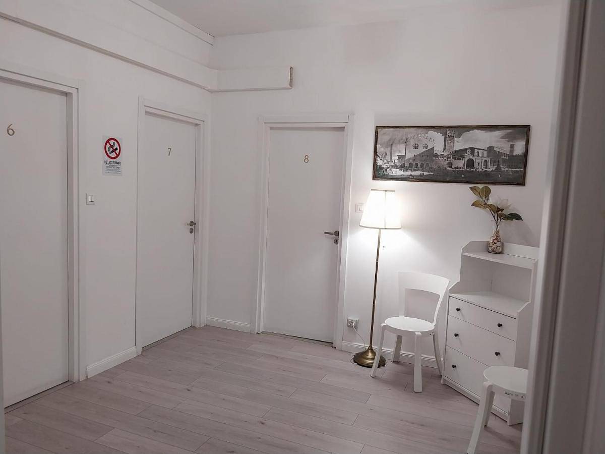 Basic Triple Room with Shared Bathroom in Bologne, Province de Bologne