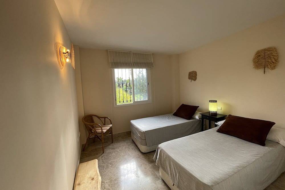 House with terrace, garden & pool. Golf course. And15'' walk from Puerto Banús in Nueva Andalucia Golf Valley, Marbella