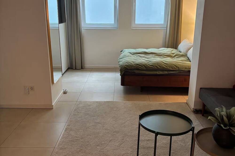 Appartamento intero, Beautiful apartment with private access in a quiet location with good transport links in Francoforte, Hesse del Sur