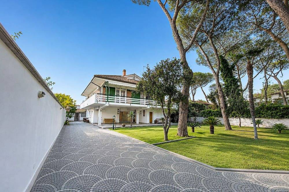 Elegant Spacious Villa in Serene Roman Oasis -- Family-Friendly in Infernetto, Rome