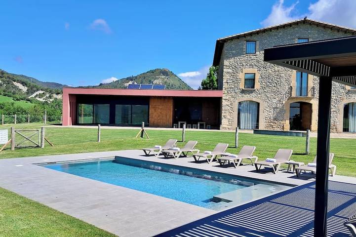Location de vacances pour 25 personnes, avec Balcon ainsi que Jacuzzi et Jardin à Vic