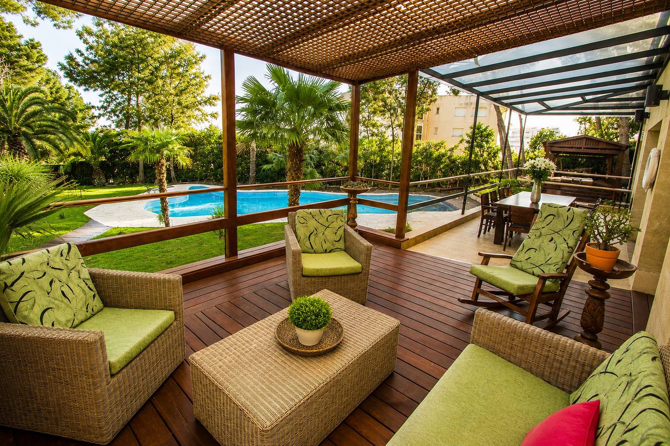Piscina privada entre pinos mediterráneos in Cap Salou, Salou