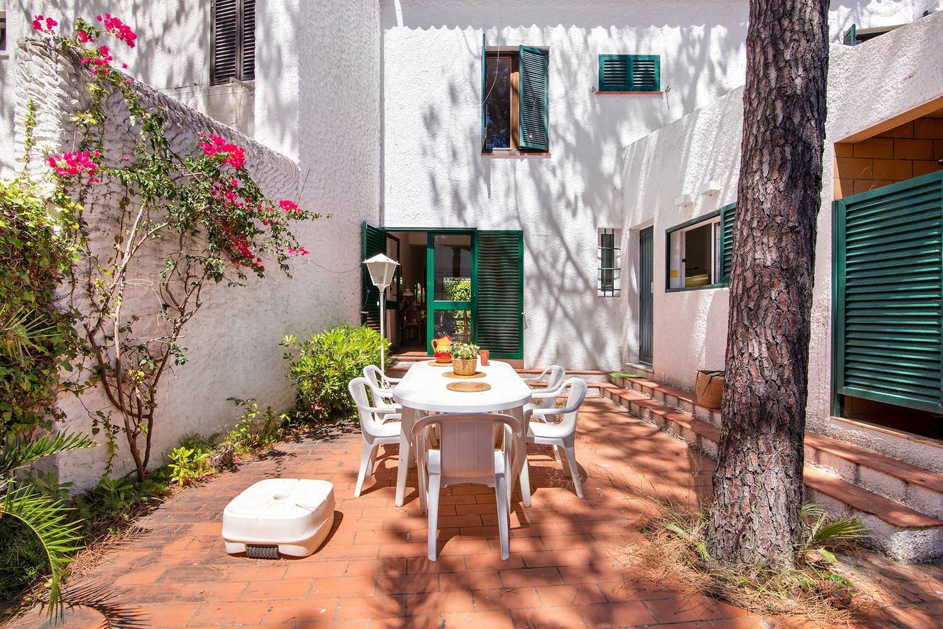Apartamento inteiro, Apartamento 'Casa Azamor' com terraço privado, jardim privado e Wi-Fi in Monte Gordo, Distrito de Faro