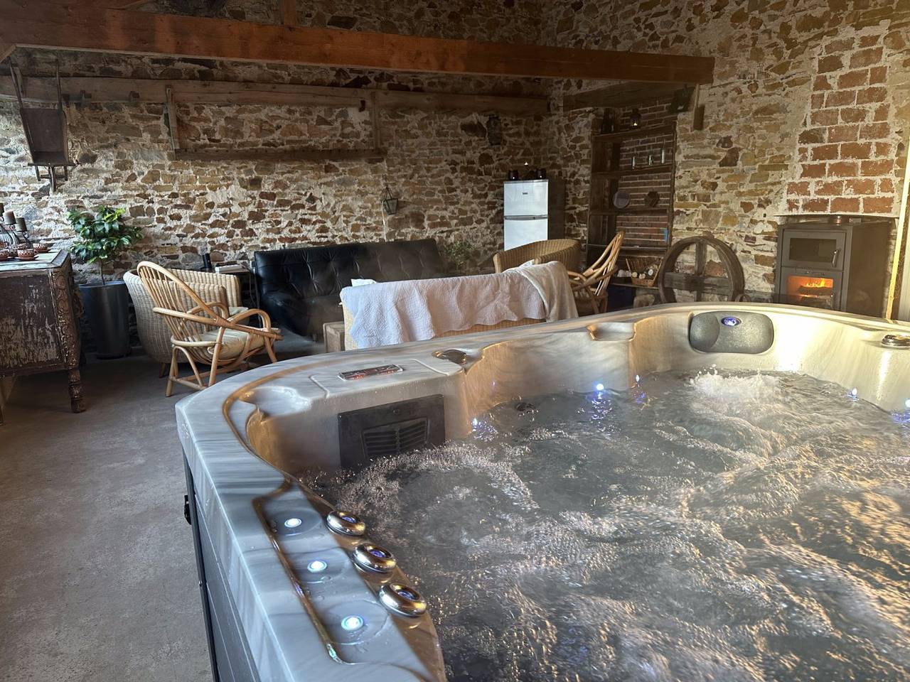 Bel Éco-gîte « La Charmante des Vallons & son spa » in Vallons-de-l'Erdre, Vallée de la Loire