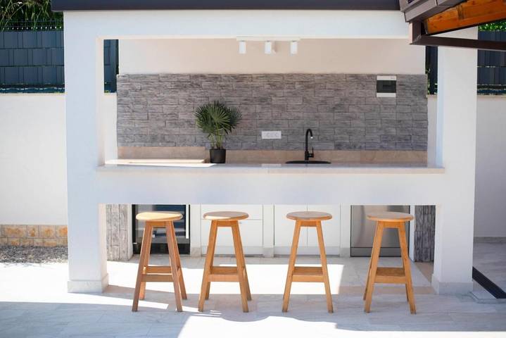 Villa pour 14 personnes, avec piscine ainsi que jardin et vue à Sinj - 4