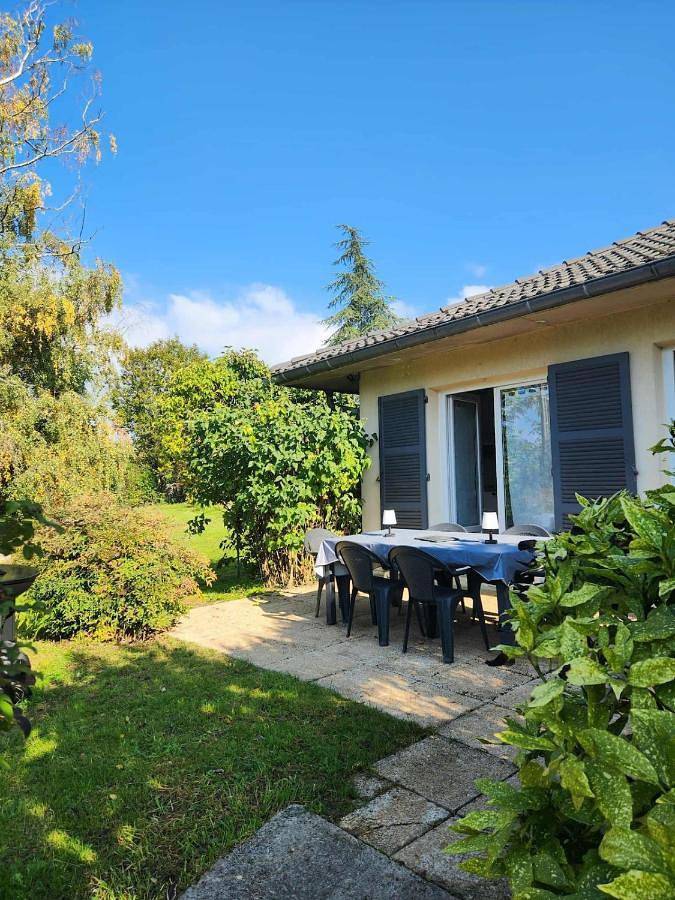 Location de vacances pour 6 personnes, avec Terrasse ainsi que Jardin et Vue à Le Vernois