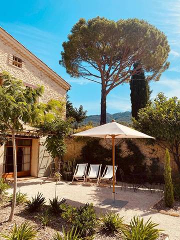 Gîte pour 3 personnes, avec jardin ainsi que vue et piscine à Mirabel-aux-Baronnies