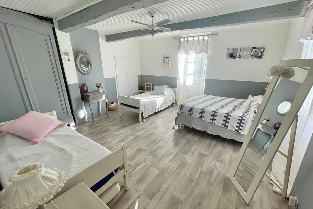 Maison dans le sud avec piscine chauffée ! Midoon guest in Tillac (Gers), Gers