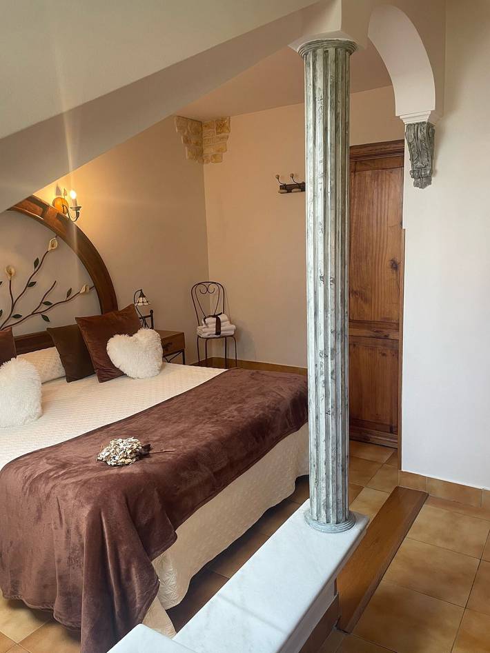 'Double Sunflower' Room with Mountain Views, Shared Terrace, and Wi-Fi in Marina de Cudeyo, Cantabrian Coast