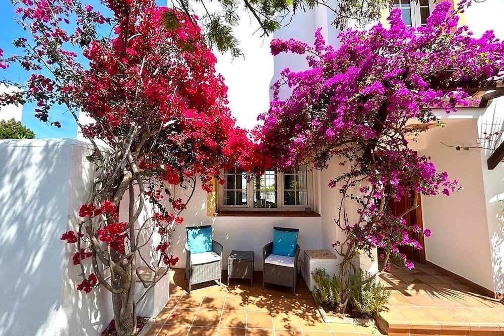 Villa with private pool and sea view from 1st floor, 5 mins walk to beach in Cala Vedella, Sant Josep de sa Talaia