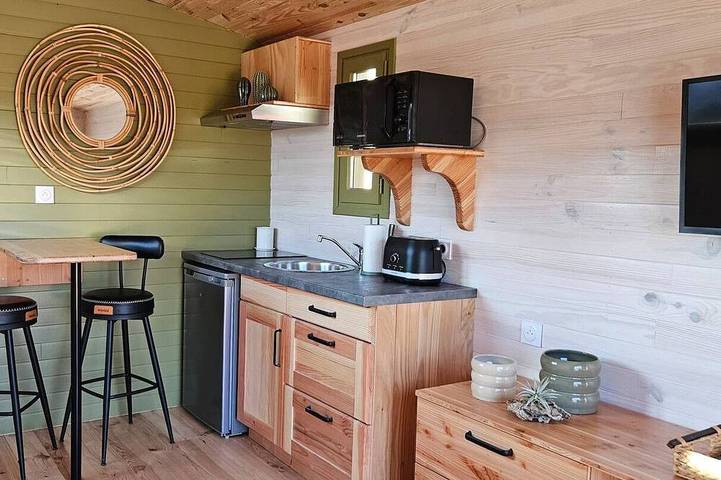 Chalet pour 2 personnes, avec jacuzzi ainsi que balcon et piscine
