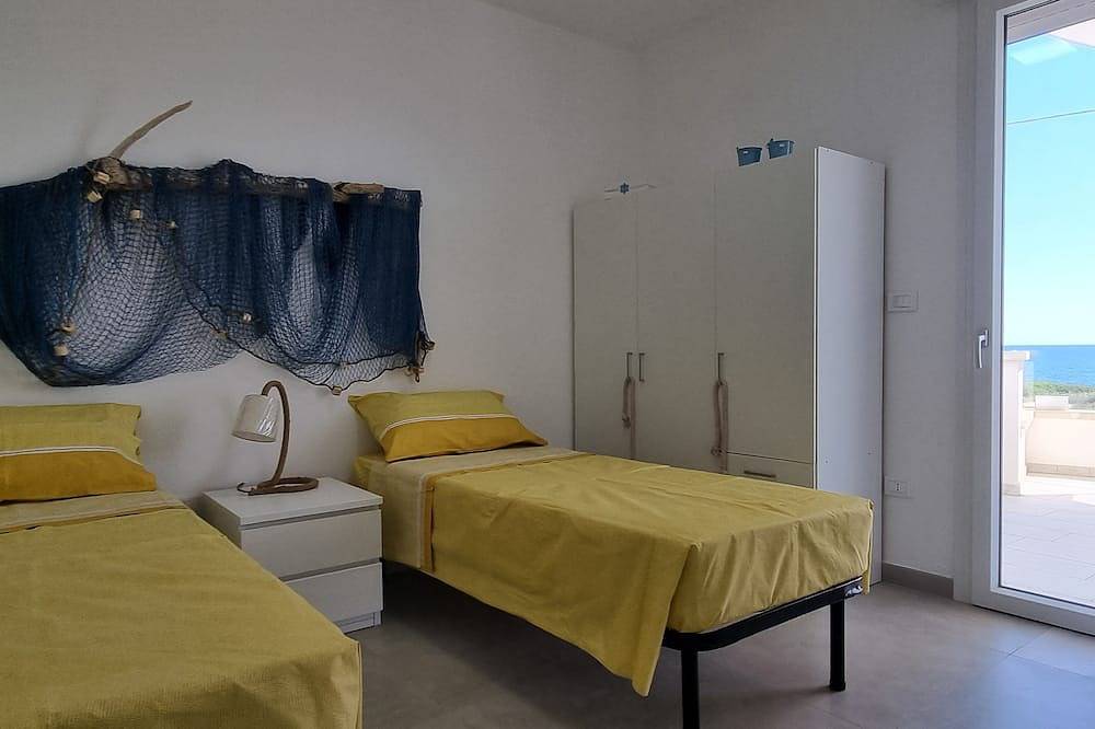 Vacation House Horizon with large veranda on the sea, and only 50mt from the sea. in Lido Marini, Golfe de Tarente