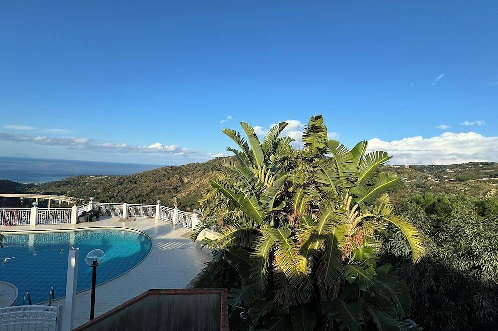 Villa Sotto le Stelle for a relaxing holiday with a view of the Aeolian Islands in Messina, Messina Province