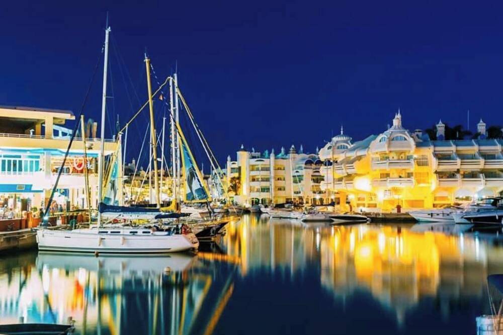 Entire apartment, Atlantis Home Puerto Marina Puerto Deportivo Benalmádena - 1 Minuto De La Playa in Benalmádena Costa, Benalmádena