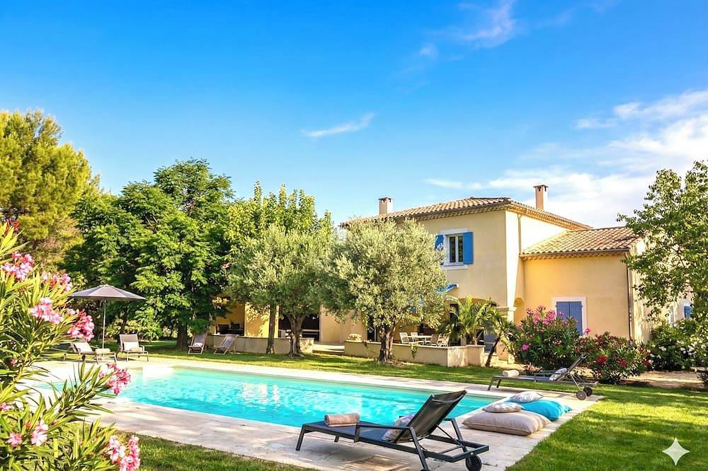 Very large villa with swimming pool and air-conditioned rooms + large garden with trees in Mazan, Parc naturel régional du Mont-Ventoux