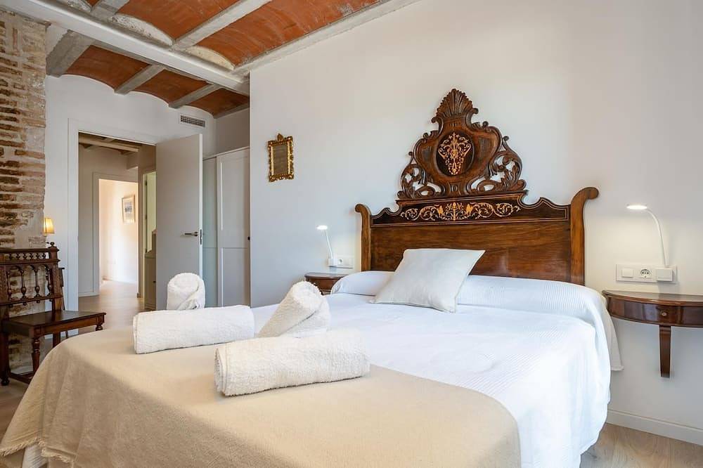 Entire apartment, Apartment with views of the Wall at 30min Port Aventura in Montblanc (Spain), Tarragona Province