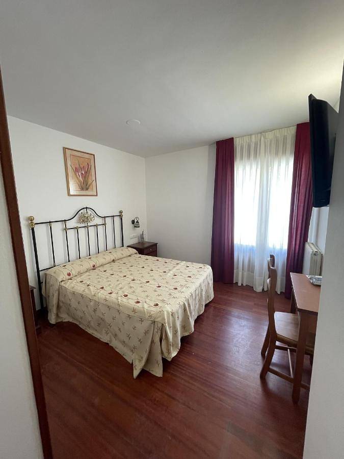 Hostal para 2 personas, con terraza en Tierras del Burgo - 2