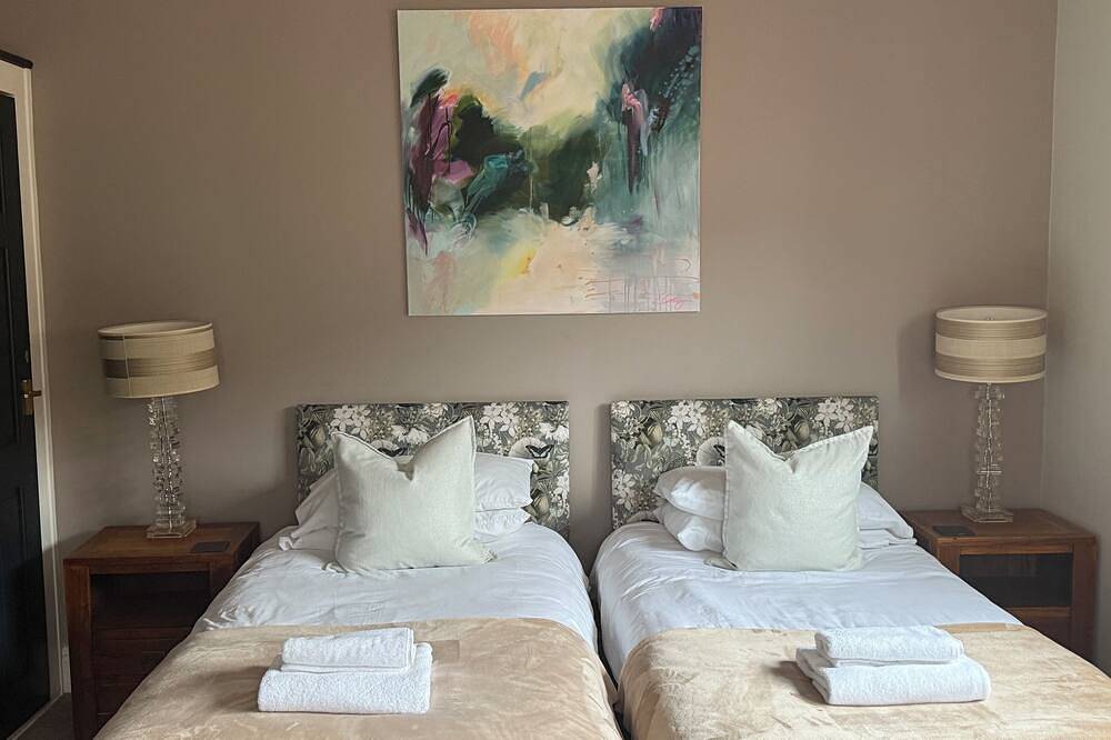 Brooklands Barn with new indoor pool, sleeps 12 in Arundel, South Downs