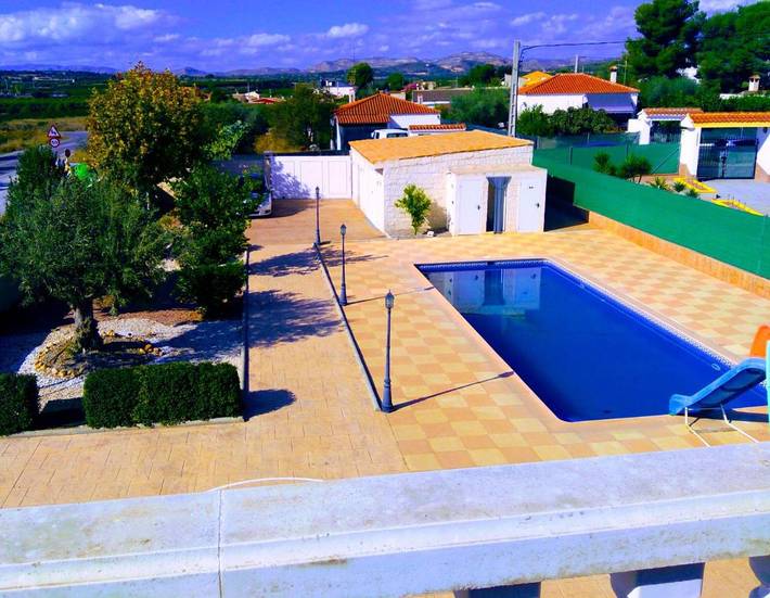 Chalet para 12 personas, con jardín además de vistas y piscina, Se admiten mascotas en Los Serranos - 2