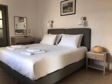Gîte pour 2 personnes, avec jardin dans Adamas