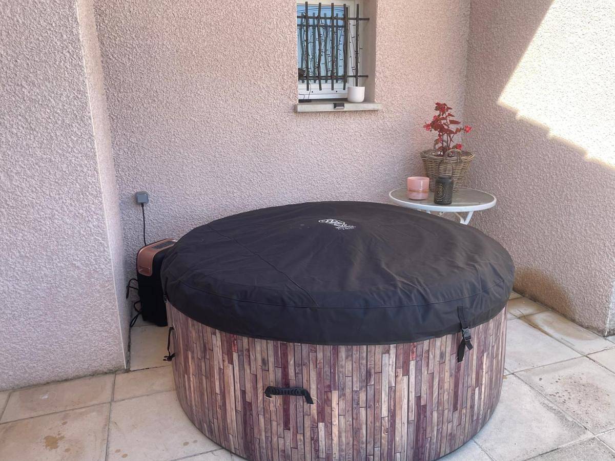 Maison entière 4 lits 8 pl avec jacuzzi proche du safari de Peaugres in Anneyron, Région de Valence