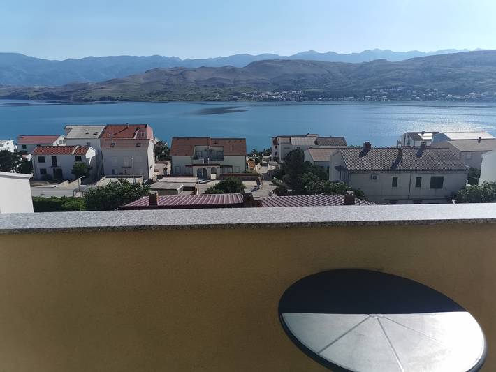 Apartament wakacyjny dla 4 osób, z balkon i widok na ocean w Pag