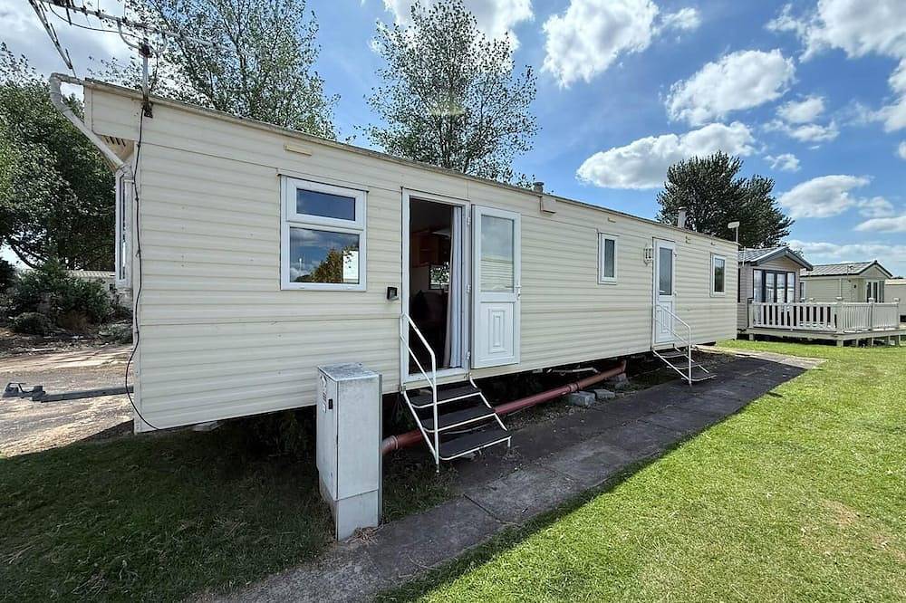 Glamping for 8 People in Skegness, Lincolnshire