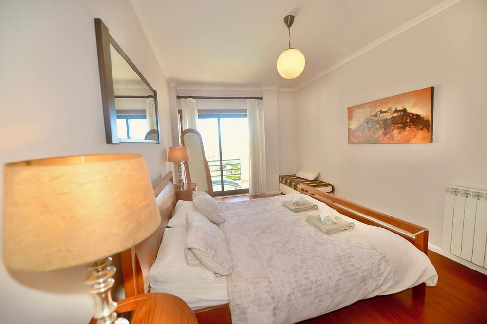 Apartamento inteiro, Bay - Apartamento com vista mar, a 65m da praia com Wi-Fi, piscina e garagem in Praia de São Martinho do Porto, São Martinho do Porto