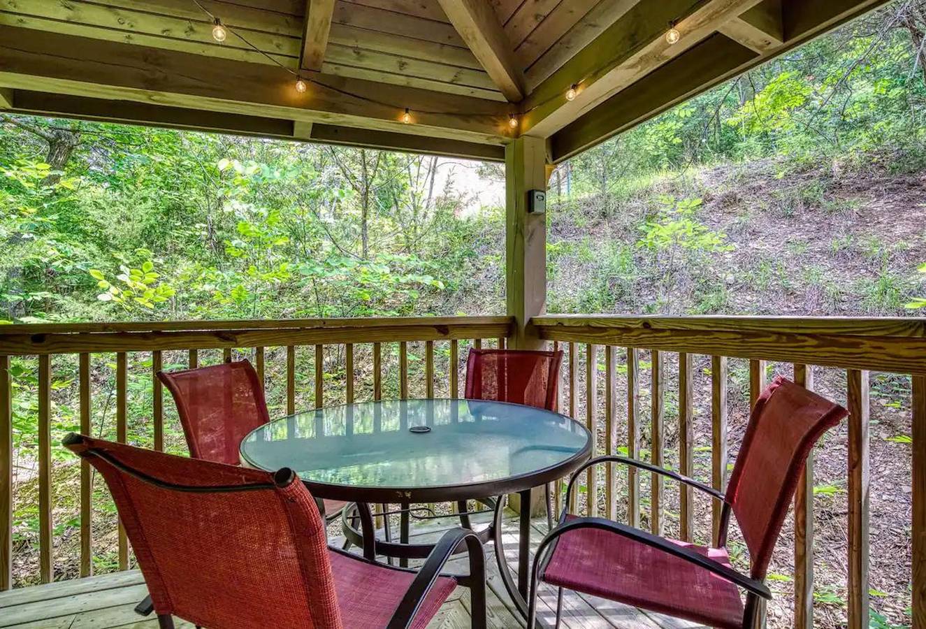 Entire apartment, Lake / Mountain Cabin w/Pool, Game Room, Hot Tub in Douglas Lake