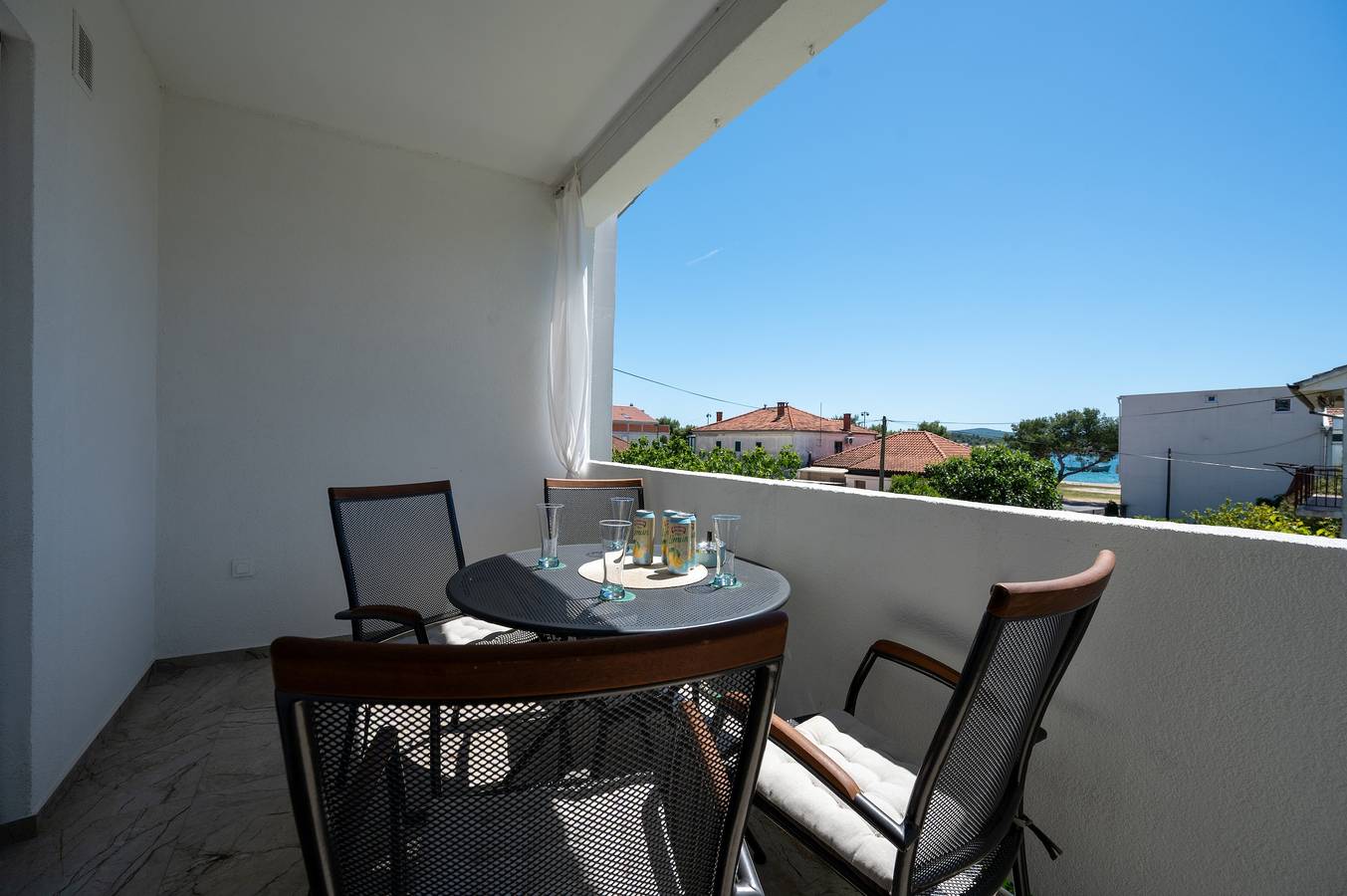 Ganze Wohnung, 2-Zimmer-Ferienwohnung mit Terrasse und Meerblick Turanj, Biograd A-6177-a in Plaža Morovička, Općina Sveti Filip i Jakov