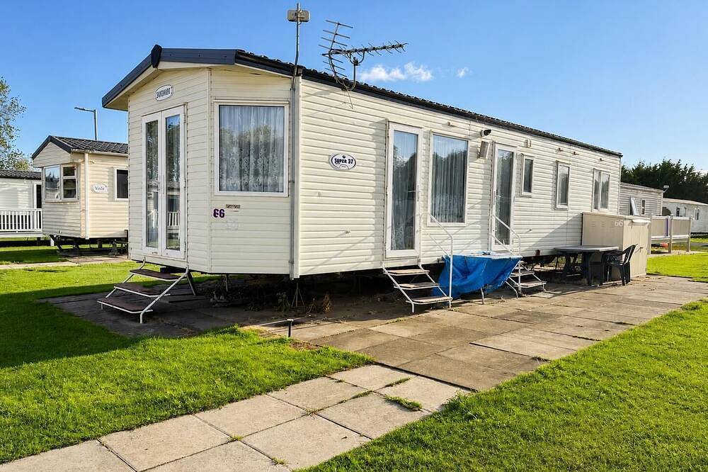 Glamping for 8 People in Skegness, Lincolnshire